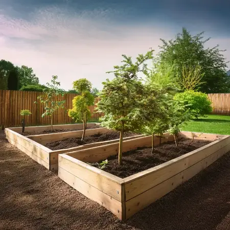 Hochbeete aus Holz mit jungen Bäumen und Sträuchern in einem gepflegten Garten.